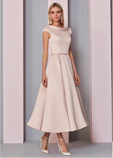 Chica con vestido sencillo para comunión.