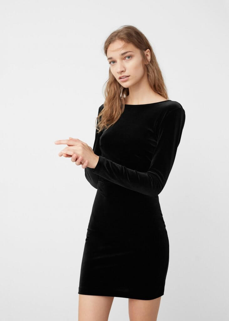 Vestido negro de terciopelo de Mango.