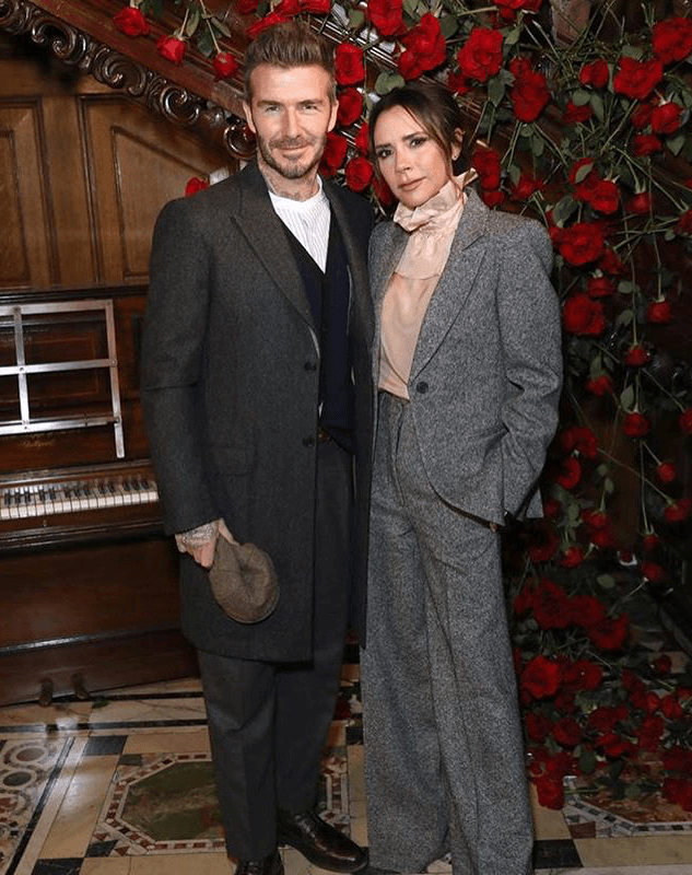 La diseñadora Victoria Beckham y su esposo. 