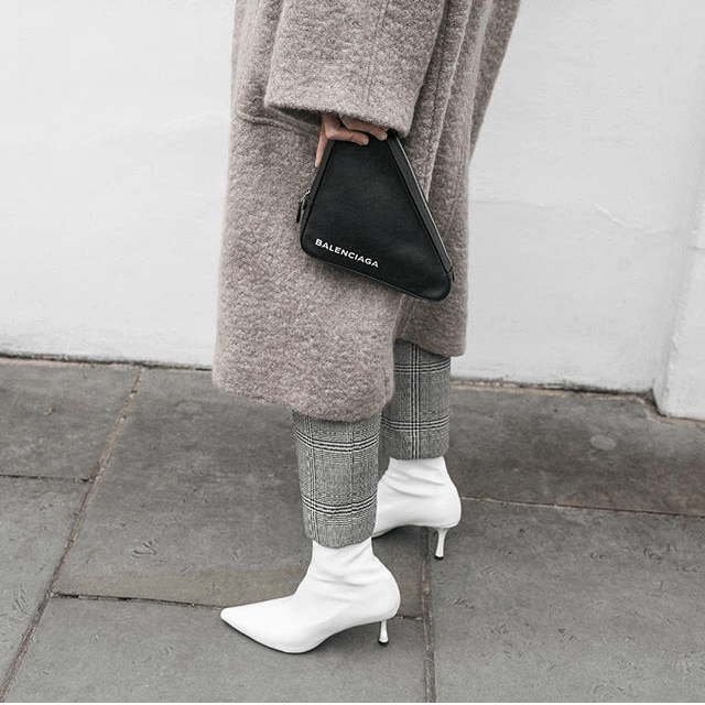 Kaitlyn Ham con botines blancos de tacón mini.