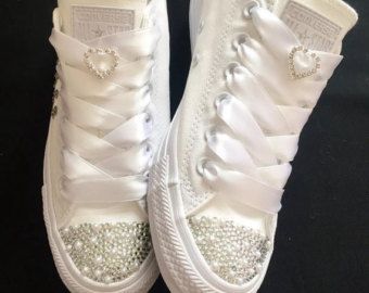 Zapatillas con brillos y lazos para bodas.