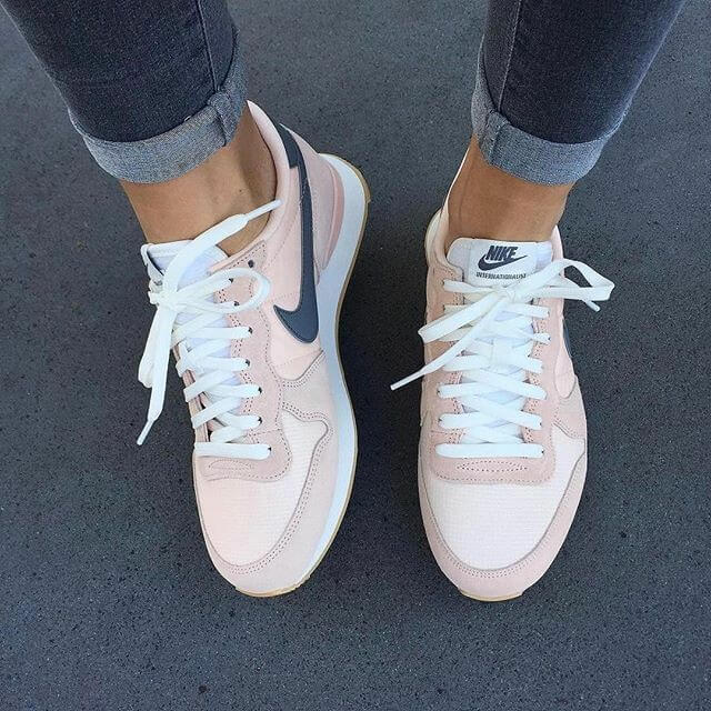 Zapatillas Nike en color rosa claro. 