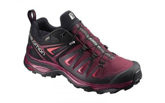 Zapatillas para senderismo en color berenjena y negro.