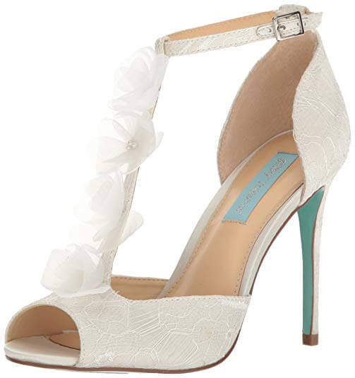 Zapatos perfectos para la boda: t-strap.