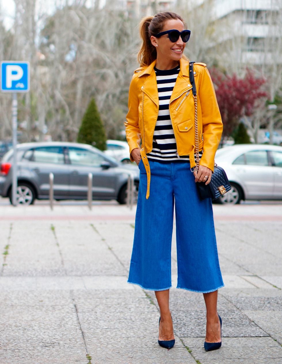 chica con pantalón culotte vaquero, camiseta a rayas y biker amarilla