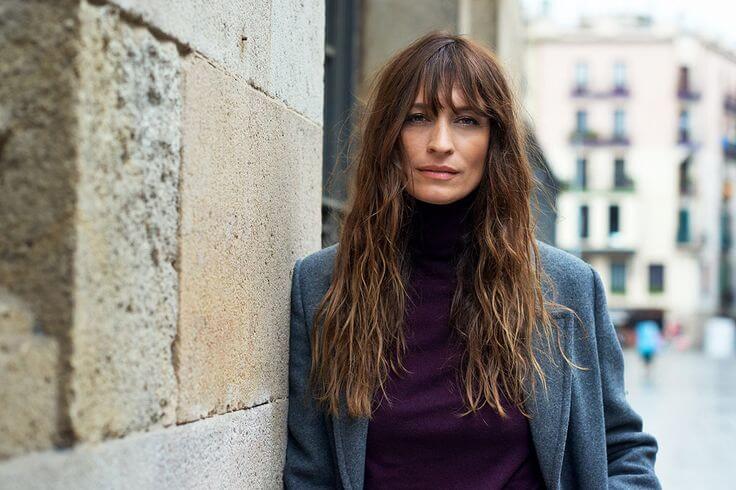 Caroline de Maigret con un look invernal en gris y morado.