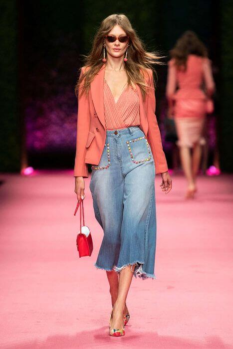 Modelo con jeans y blazer en living coral.