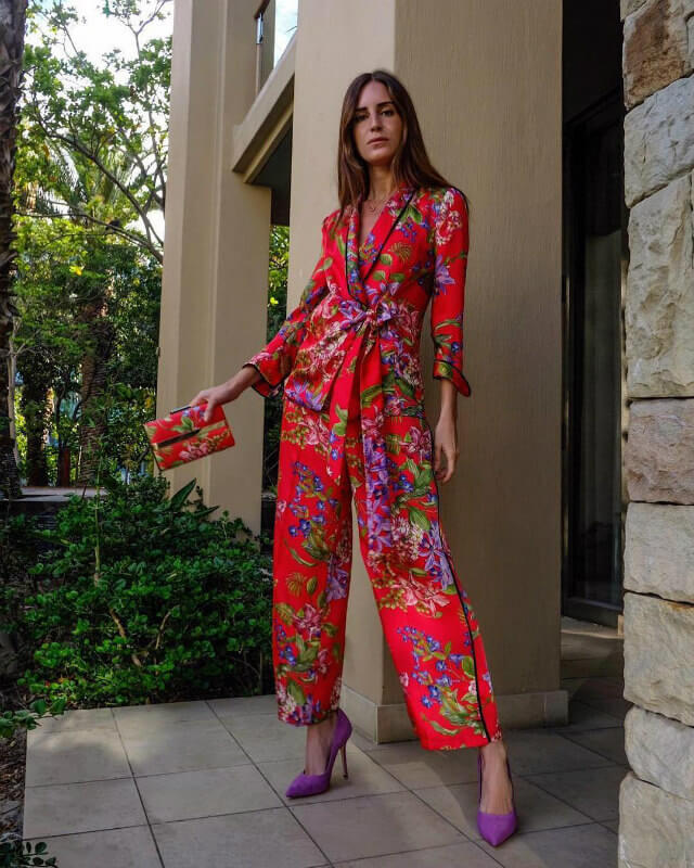 gala gonzalez vestida con un jumpsuit rojo con flores