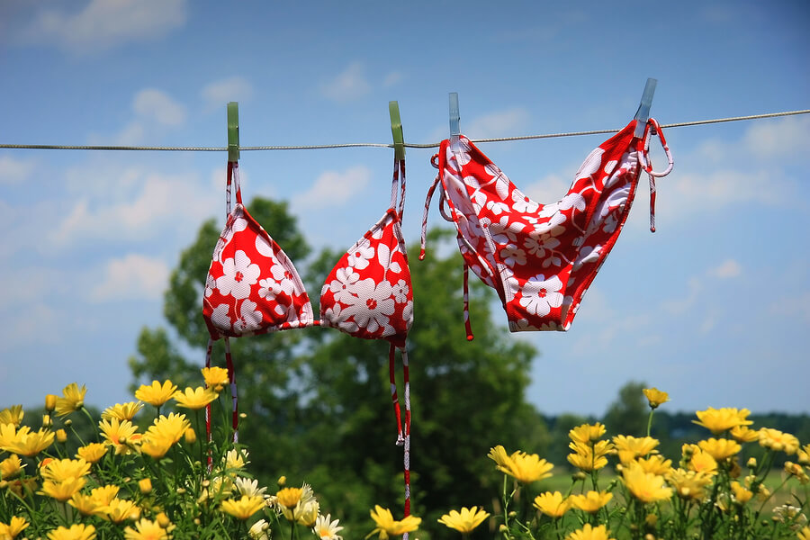 Es recomendable dejar secar los bikinis o bañadores a la sombra, nunca al sol.