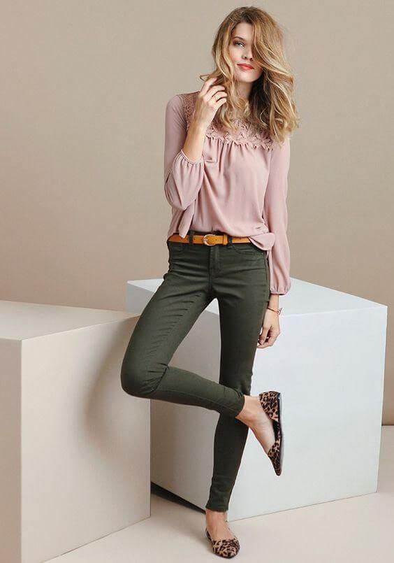 Combinación blusa rosa palo con pantalón verde.