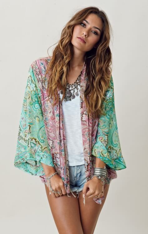 Look de kimono estampado con shorts vaqueros.