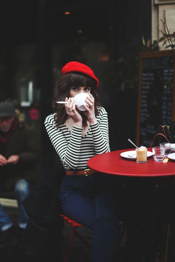Look de french girl clásico en blanco, negro y rojo.