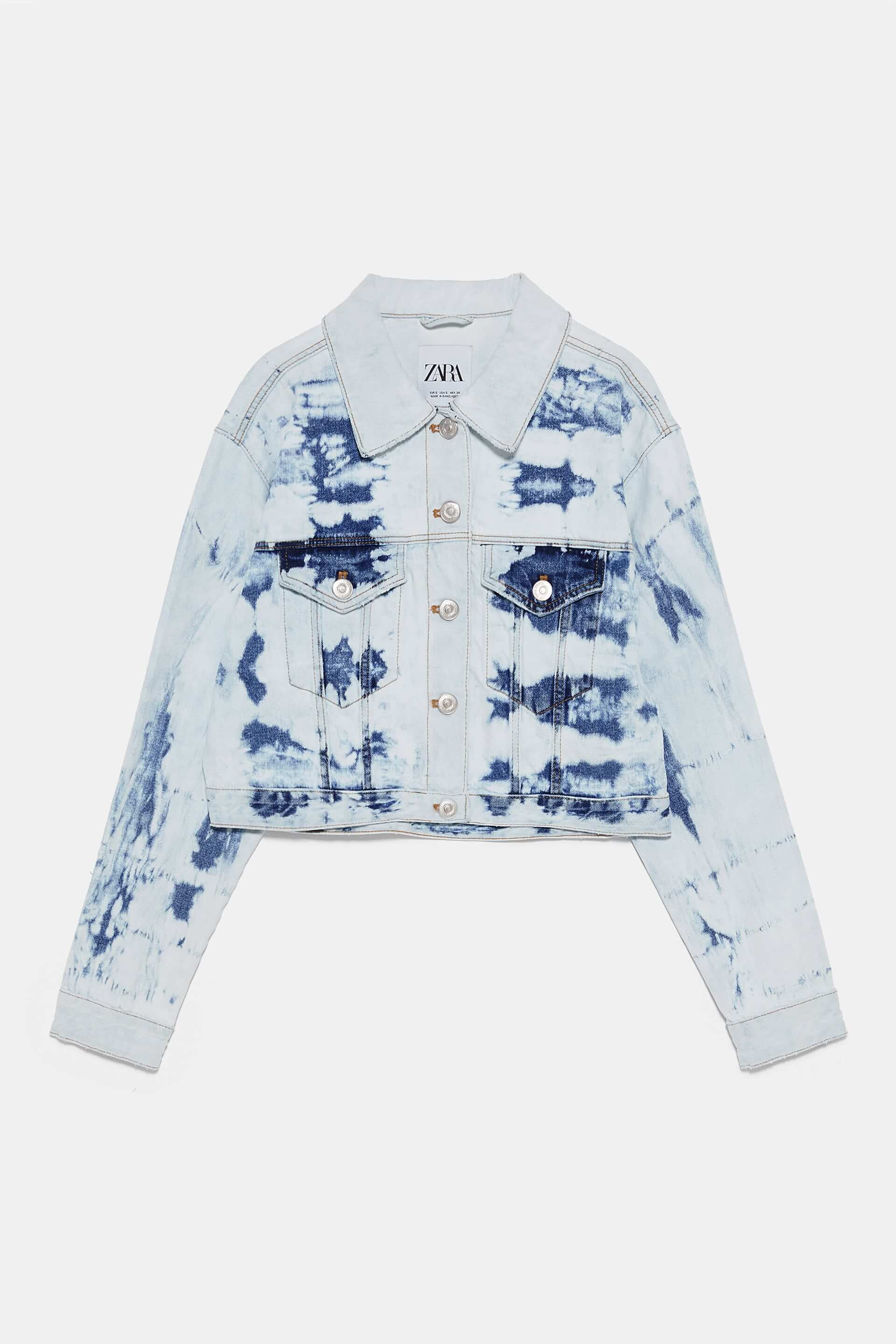 Cazadora denim en tonos claros con estilo tie-dye.