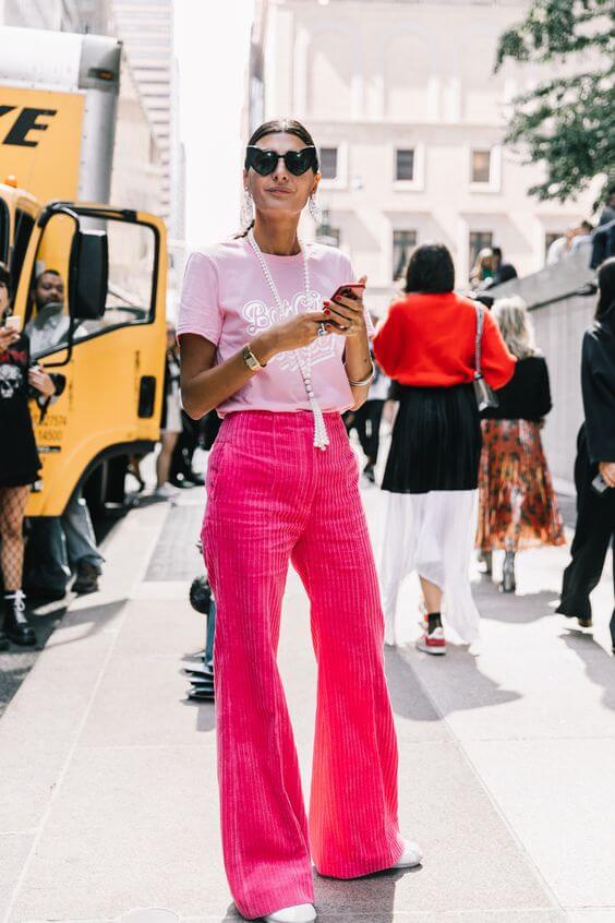 Total pink look con camiseta de Barbie.