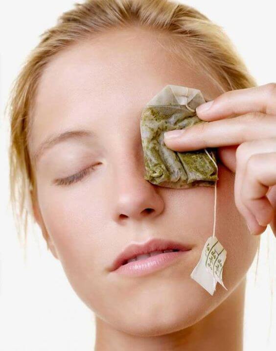 Compresas de manzanillas aplicadas en el contorno de ojos