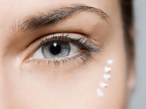 Crema aplicada en el contorno de ojos