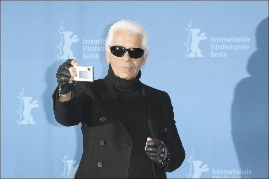 karl lagerfeld posando