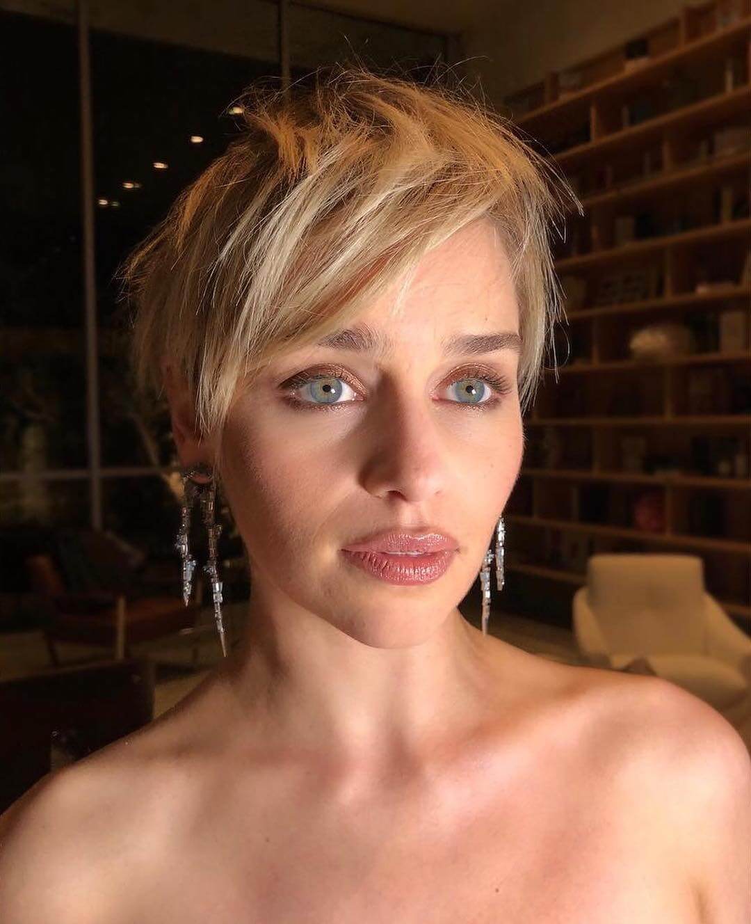 Emilia Clarke corte de pelo pixie.