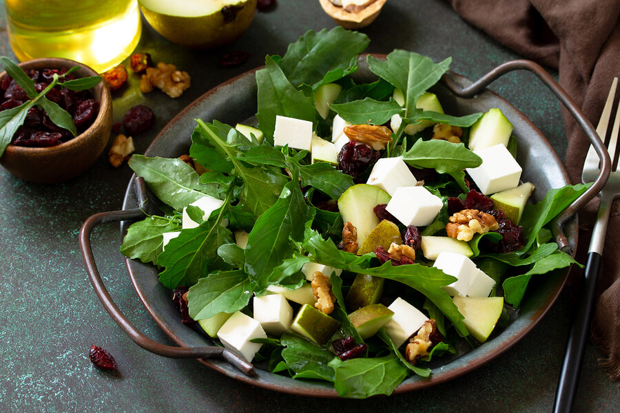 Ensalada de espinacas, queso de cabra y nueces.