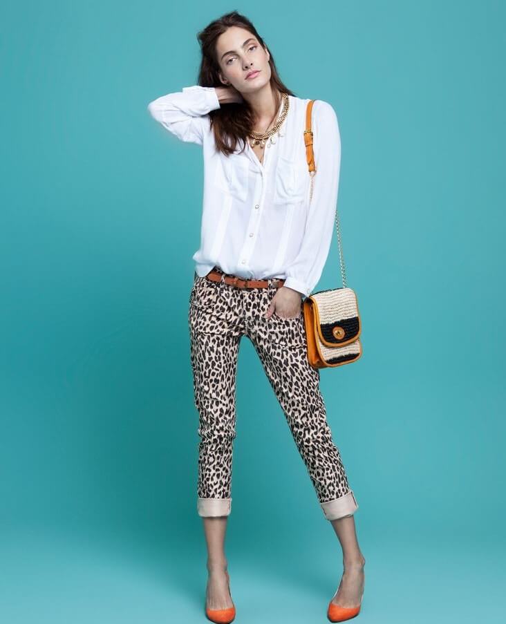 Outfit con pantalones de estampado animal.