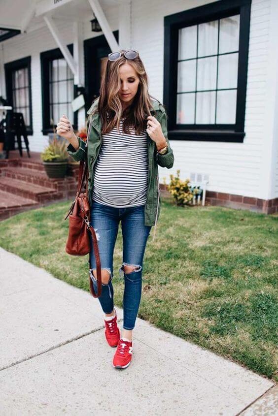 Look casual de jeans, camiseta a rayas y cazadora.