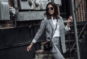 Cómo combinar una blazer gris