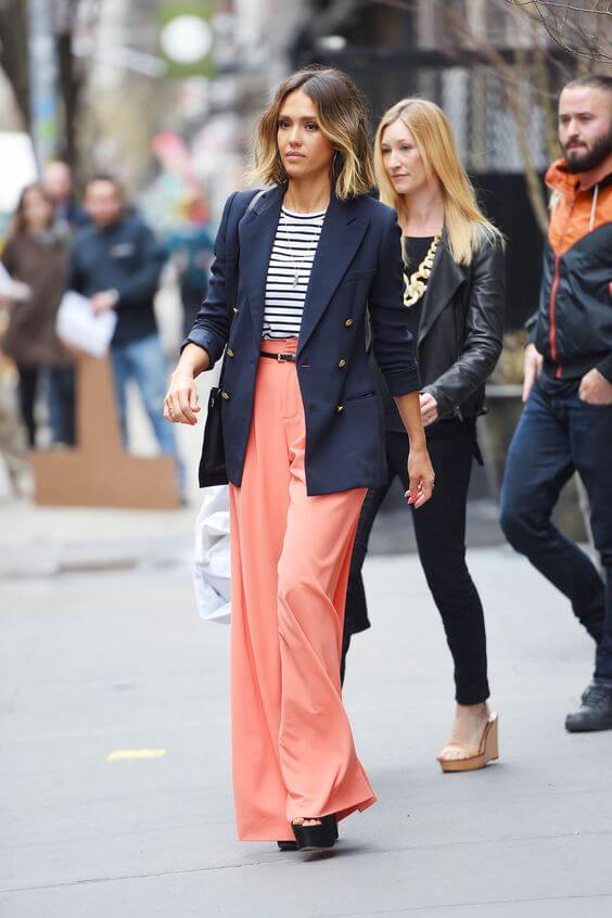 Jessica Alba con pantalones living coral.