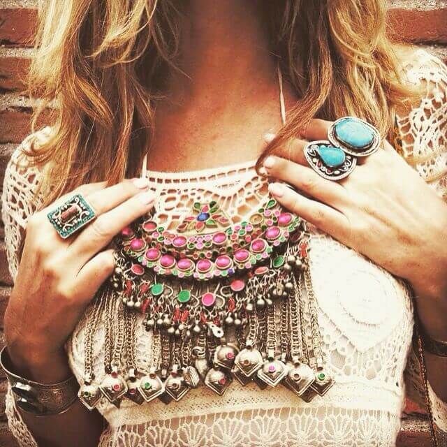 Bisutería boho chic sobre un top de crochet blanco.