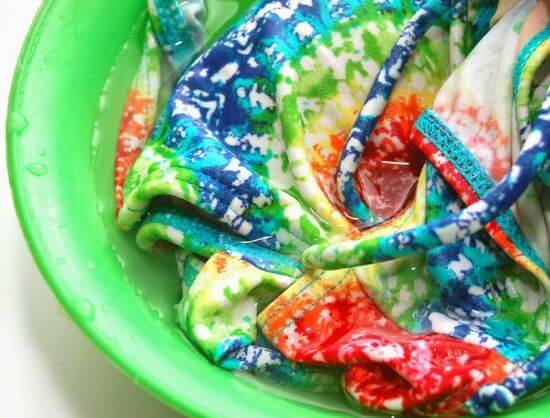 Bikinis y banadores en agua