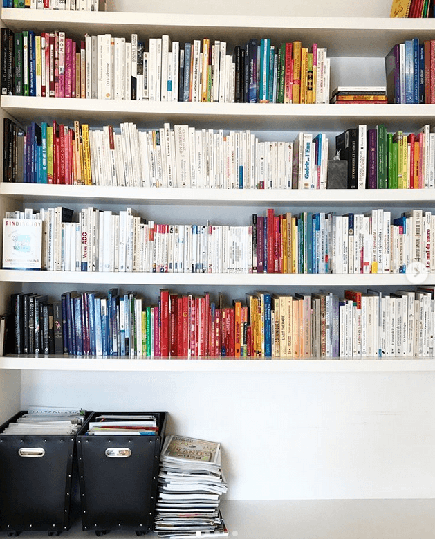 Libros ordenados con el método Konmari.