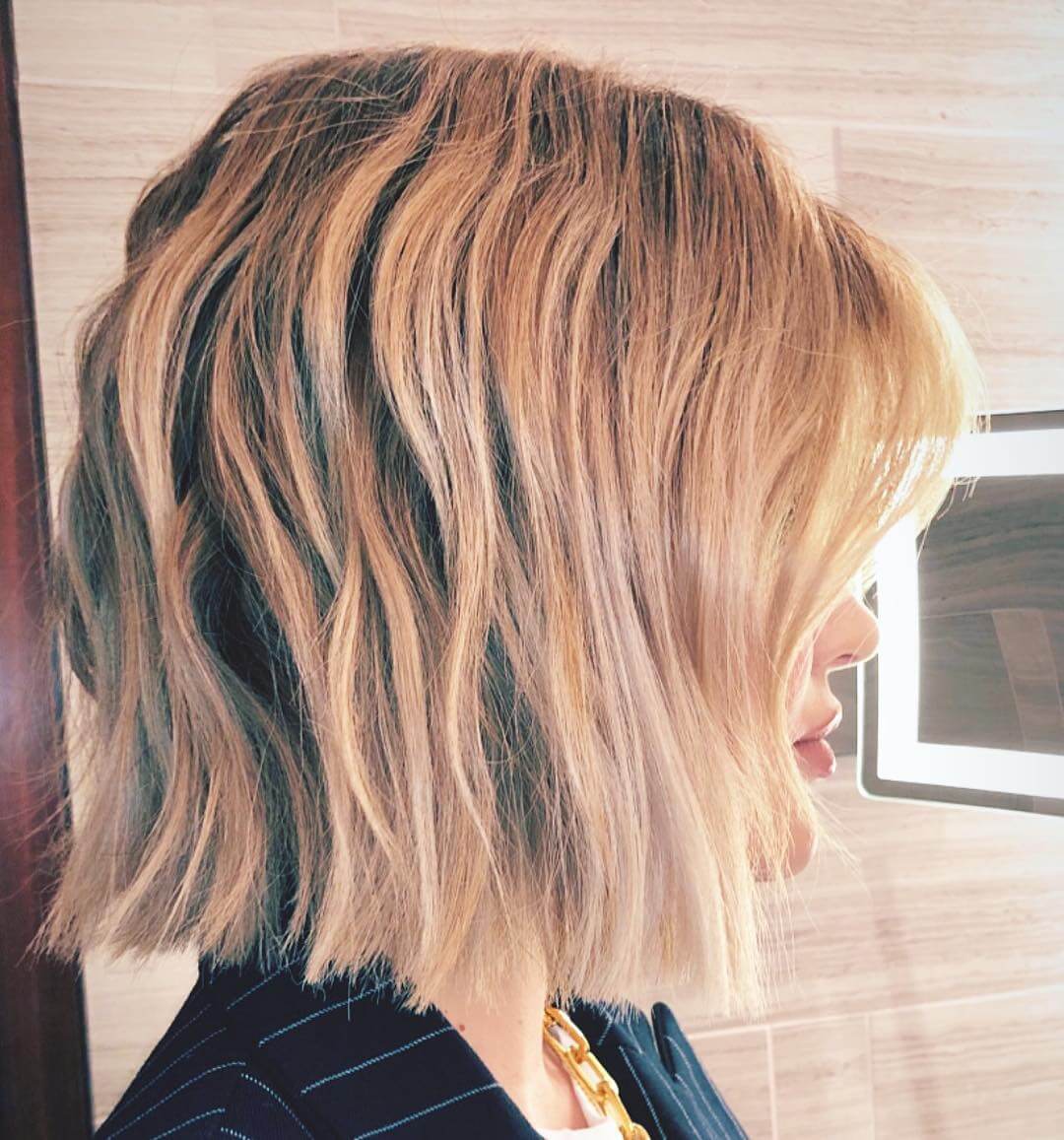 Lucy Hale corte de pelo bob.