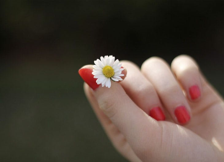 Uñas pintadas en color rojo brillante.