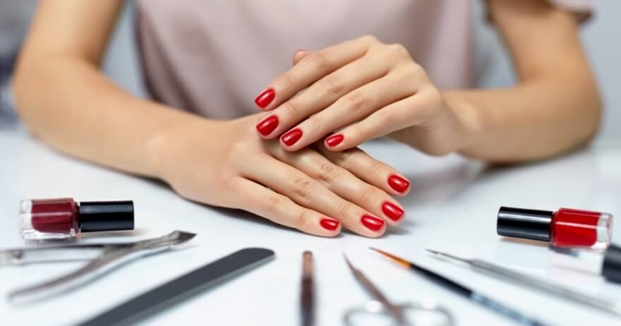 Muestra de una manicura en color rojo.