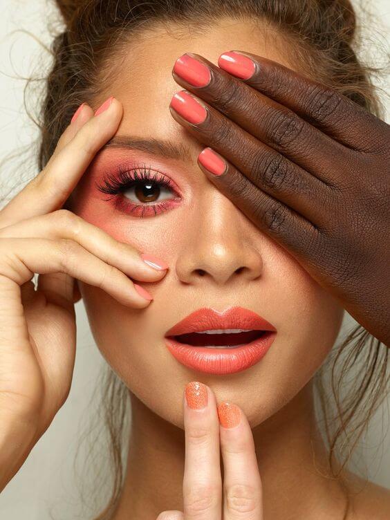 Un maquillaje en living coral.