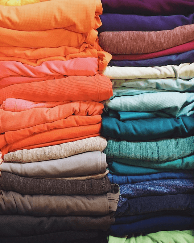 Ropa ordenada de forma vertical con el método Konmari.