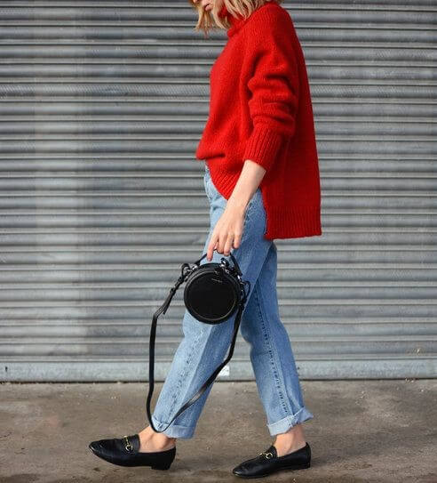 Look casual con vaqueros, bolso pequeño y mocasines.