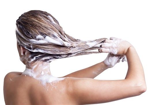 Lavarse el cabello correctamente para añadir volumen al pelo