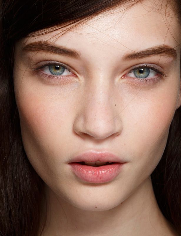Maquillaje en color nude, con acaba natural. 