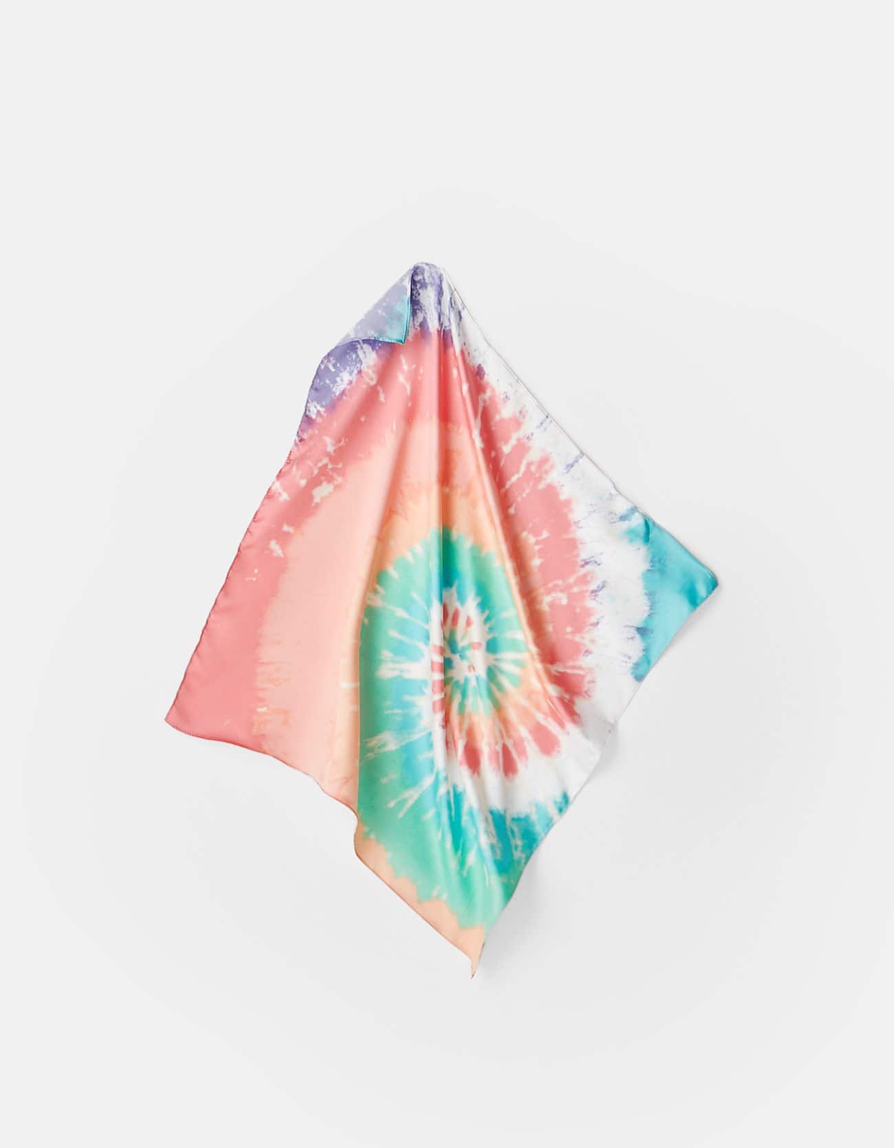 Pañuelo tie-dye de colores, ideal para complementar looks.