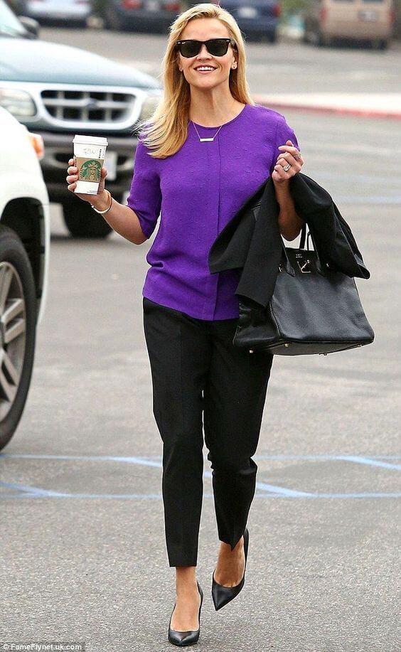 Reese Witherspoon con pantalón negro