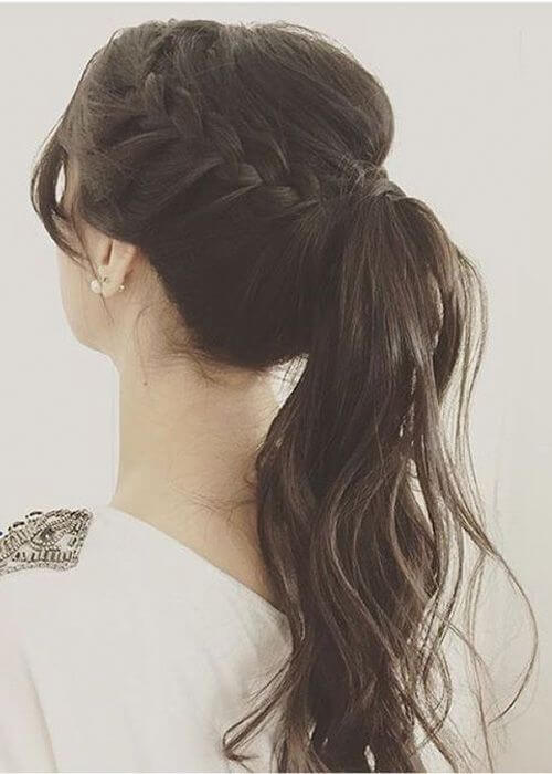 Chica con peinado de cola de caballo y trenza.