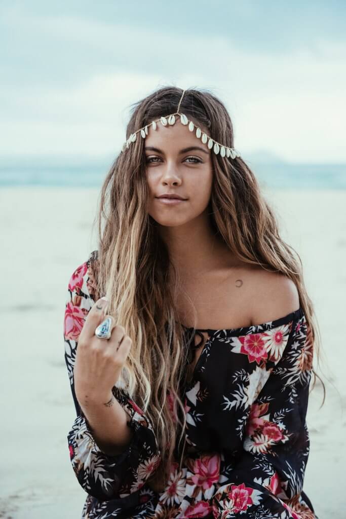 Peinado con diadema boho chic.