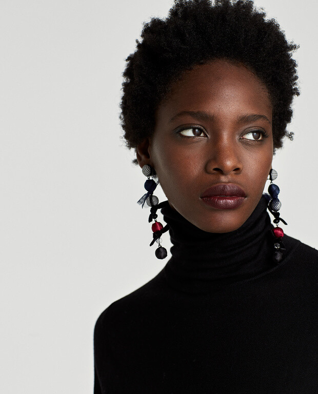 Cuello vuelto y pendientes largos como complemento