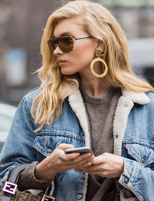 Pelo suelto y pendientes de aro