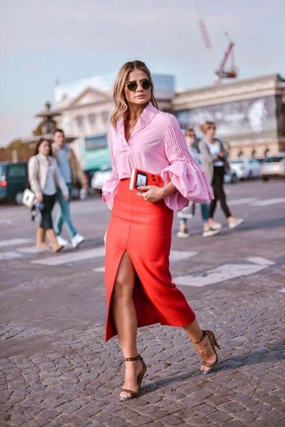 Chica con falda en color living coral y blusa rosa.