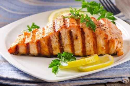 El salmón forma parte de varias recetas de cenas ligeras.