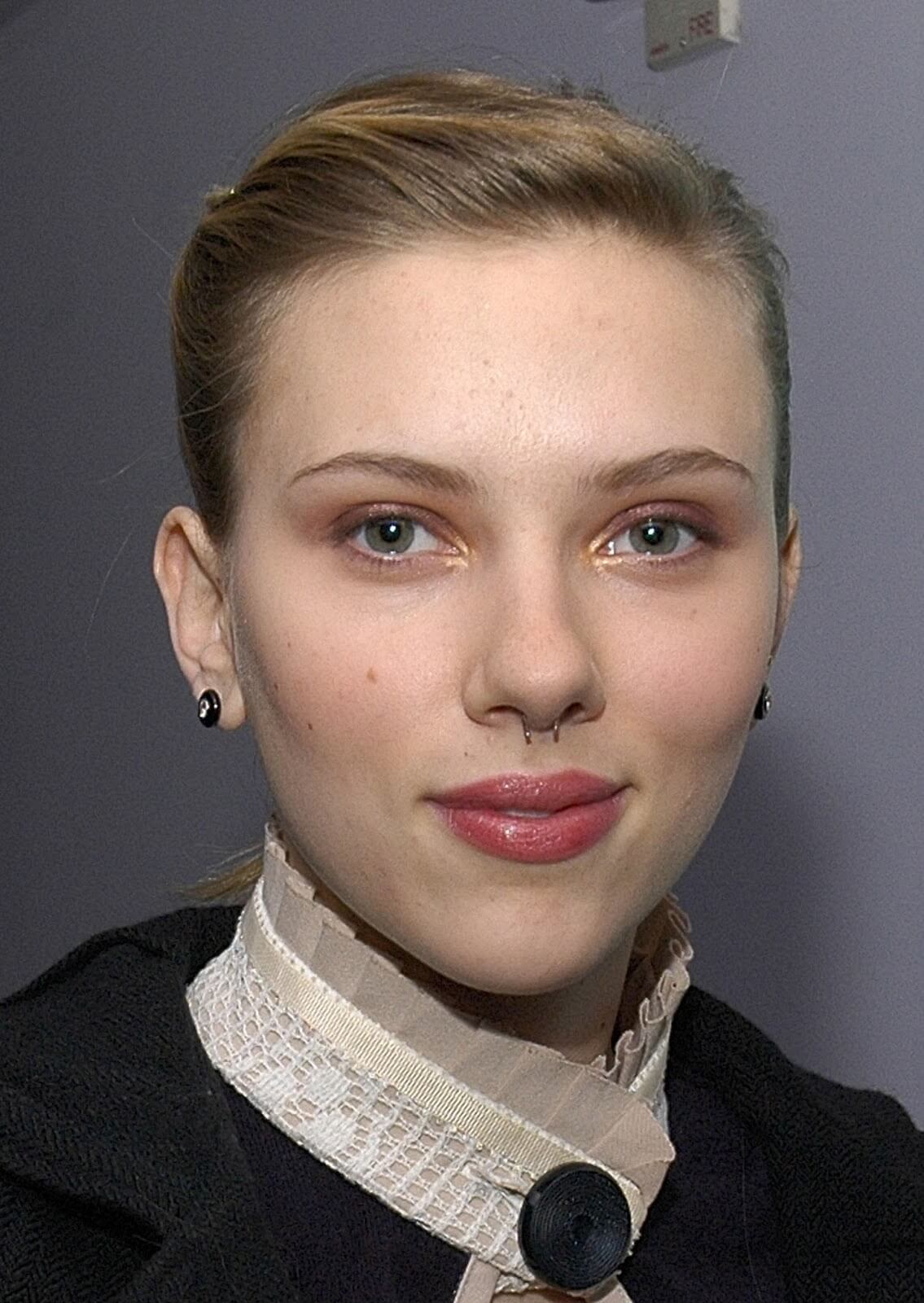 Scarlett Johansson con un septum falso en la nariz.