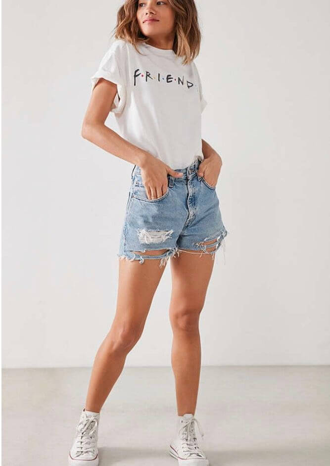 Shorts vaqueros y camiseta blanca.