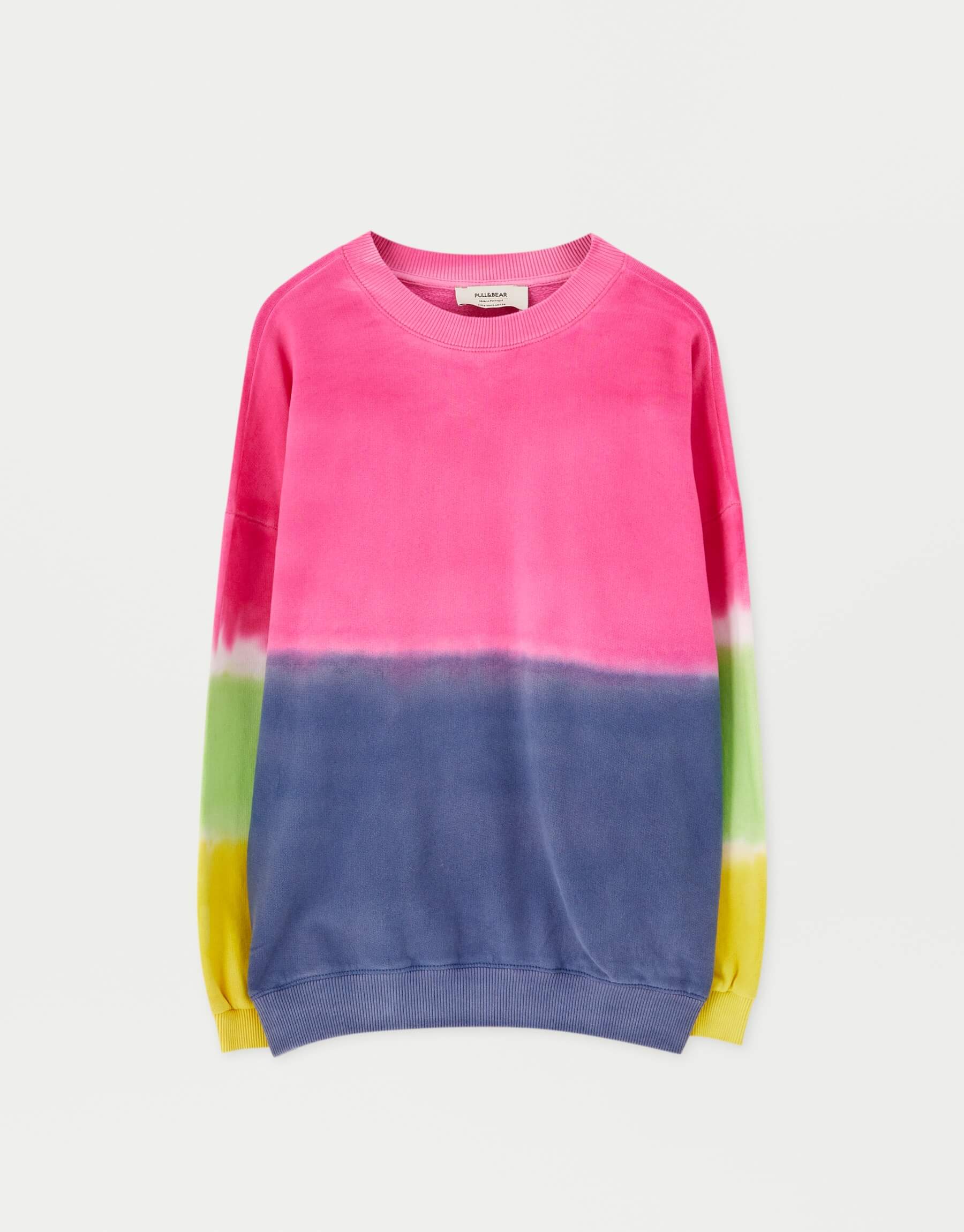 Sudadera en colores arcoíris.