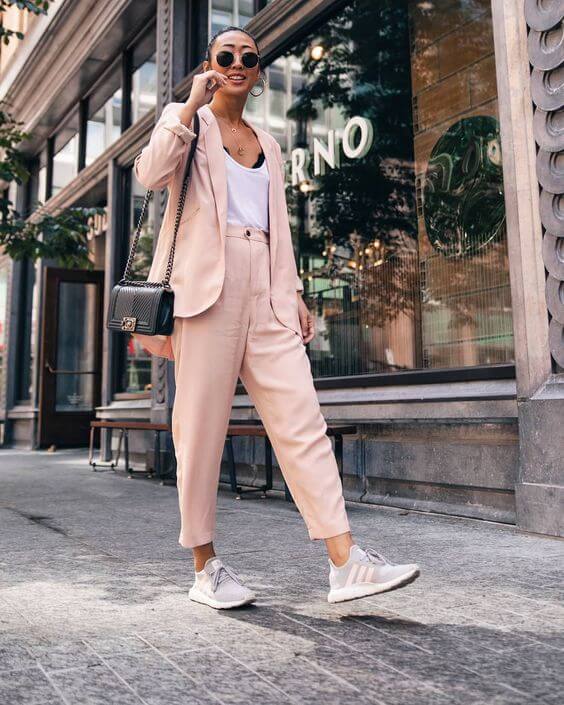 Cómo combinar un traje rosa
